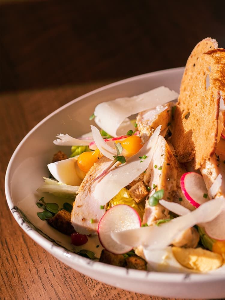 Les salades complètes et gourmandes de notre restaurant panoramique à Angers